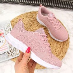 Buty sportowe dziewczęce różowe American Club 33. Różowe buty dziewczęce sportowe American CLUB, bez wzorów, bez zapięcia. Za 79,99 zł.