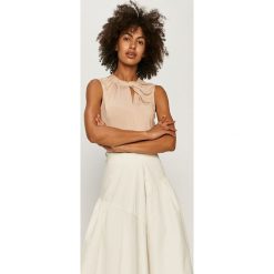 Marciano Guess - Top. Zielone bluzki damskie MARCIANO GUESS, s, z aplikacjami, z elastanu, casualowe, z okrągłym kołnierzem. Za 379,90 zł.