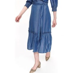 Casualowa spódnica z falbaną. Niebieskie spódniczki damskie na lato, z jeansu, eleganckie, midi. W wyprzedaży za 39,99 zł.