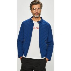 Guess Jeans - Kurtka. Czarne płaszcze męskie Guess Jeans, m, z aplikacjami, z poliesteru, krótkie, bez kaptura. W wyprzedaży za 399,90 zł.
