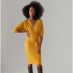 Kopertowa sukienka bodycon - Brązowy. Pomarańczowe sukienki damskie Mohito, s, bez wzorów, bez kołnierzyka, bez rękawów, kopertowe. Za 119,99 zł.