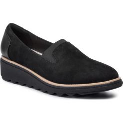 Półbuty CLARKS - Sharon Dolly 261363594 Black Sde. Czarne półbuty damskie Clarks, bez wzorów, ze skóry, bez obcasa, na koturnie, bez zapięcia. Za 389,00 zł.