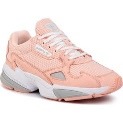 Buty adidas - Falcon W EE5122 Glopnk/Gretwo/Ftwht. Różowe półbuty damskie Adidas, bez wzorów, ze skóry ekologicznej, bez obcasa, na płaskiej podeszwie, bez zapięcia. W wyprzedaży za 229,00 zł.