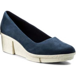 Półbuty CLARKS - Pola Mae 261312514 Navy Nubuck. Niebieskie półbuty damskie na koturnie Clarks, z materiału. W wyprzedaży za 269,00 zł.