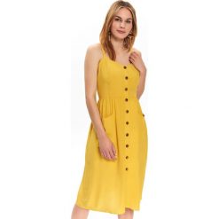 Sukienka z guzikami na cienkich ramiączkach. Żółte sukienki damskie Top Secret, na lato, bez wzorów, z bawełny, eleganckie, bez kołnierzyka, bez rękawów. W wyprzedaży za 59,99 zł.