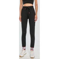 Guess Jeans - Spodnie. Czarne spodnie dresowe damskie Guess Jeans, s, z elastanu. Za 329,90 zł.