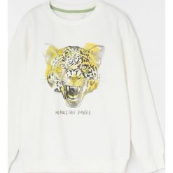 Dzianinowa bluza z nadrukiem - Kremowy. Białe bluzy męskie Reserved, m, z nadrukiem, z dzianiny, bez kołnierzyka, bez rękawów, bez kaptura. W wyprzedaży za 39,99 zł.