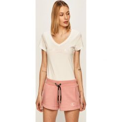 Calvin Klein Jeans - T-shirt. Białe bluzki damskie Calvin Klein Jeans, s, z nadrukiem, z bawełny, casualowe, bez kołnierzyka, z krótkim rękawem. W wyprzedaży za 119,90 zł.