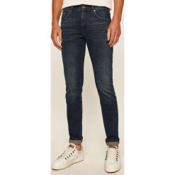 Tommy Hilfiger - Jeansy Bleecker. Niebieskie jeansy męskie TOMMY HILFIGER, bez wzorów, z obniżonym stanem. Za 449,90 zł.