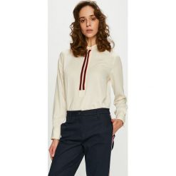 Calvin Klein - Bluzka. Białe bluzki damskie Calvin Klein, z aplikacjami, z poliesteru, casualowe, ze stójką, z długim rękawem. W wyprzedaży za 269,90 zł.