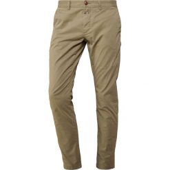 CLOSED CLIFTON SKIN Chinosy khaki. Zielone chinosy męskie marki CLOSED, m, z elastanu. W wyprzedaży za 349,30 zł.