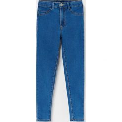 Spodnie jeansowe skinny fit -. Rurki damskie Reserved, bez wzorów, z jeansu. Za 49,99 zł.