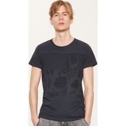 T-shirty męskie: T-shirt z nadrukiem w liście – Granatowy