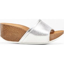 Wygodne klapki skórzane bonprix srebrny. Szare koturny damskie bonprix, bez obcasa, na koturnie, z paskami. Za 139,99 zł.