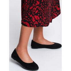 Czarne Balerinki Polite. Czarne baleriny damskie Renee, z aplikacjami, bez obcasa, na płaskiej podeszwie. Za 39,99 zł.