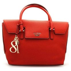 Guess Cyerwona Torebka. Czerwone torebki klasyczne damskie marki Guess, z aplikacjami, eleganckie, bez dodatków. Za 579,00 zł.