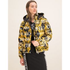 Kurtka puchowa Versace Jeans Couture E5HUA976. Czarne kurtki damskie Versace Jeans Couture, bez wzorów, z poliesteru, bez kaptura. W wyprzedaży za 1599,00 zł.