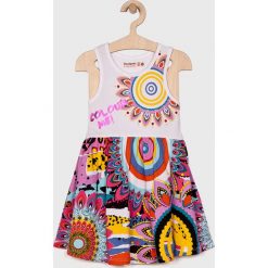 Desigual - Sukienka dziecięca 104-164 cm. Białe sukienki dziewczęce Desigual, bez wzorów, z bawełny, casualowe, bez rękawów, mini, rozkloszowane. Za 179,90 zł.
