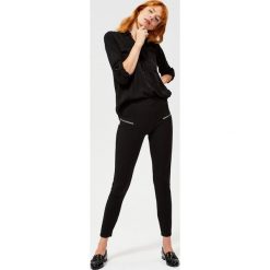 Legginsy z przeszyciem i zamkami. Czarne spodnie damskie Moodo, xl, z elastanu, klasyczne. Za 79,99 zł.