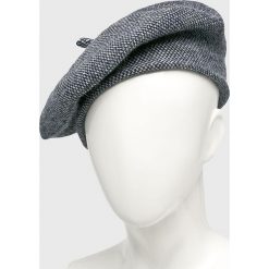 Answear - Beret. Niebieskie czapki damskie ANSWEAR, z poliesteru. W wyprzedaży za 59,90 zł.