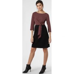 Comma - Sukienka damska, czarny. Czarne sukienki damskie comma, bez wzorów, bez kołnierzyka, bez rękawów, dopasowane. Za 499,95 zł.