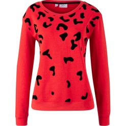 Bluza w cętki leoparda bonprix truskawkowy z nadrukiem. Czerwone bluzy damskie bonprix, z nadrukiem, bez rękawów, bez kaptura. Za 74,99 zł.