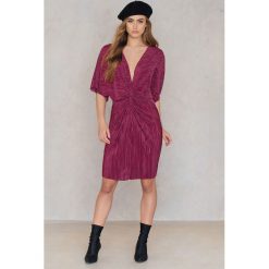 NA-KD Plisowana sukienka z ozdobnym wiązaniem z przodu - Red. Czerwone sukienki mini NA-KD, z poliesteru, z krótkim rękawem. W wyprzedaży za 53,58 zł.