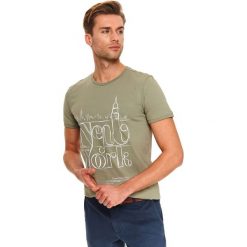 T-shirt dopasowany z nadrukiem. Brązowe t-shirty męskie Top Secret, na lato, m, z nadrukiem, z bawełny, bez kołnierzyka, krótkie. W wyprzedaży za 29,99 zł.