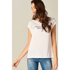 Koszulka z aplikacją - Biały. Białe t-shirty damskie Mohito, l, z aplikacjami. Za 39,99 zł.
