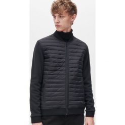 Pikowana bluza ze stójką - Czarny. Czarne bluzy męskie Reserved, s, bez wzorów, ze stójką, bez rękawów, bez kaptura. Za 139,99 zł.