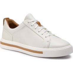 Sneakersy CLARKS - Un Maui Lace 261401684 White Leather. Białe półbuty damskie Clarks, ze skóry. W wyprzedaży za 279,00 zł.