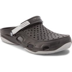 Klapki CROCS - Swiftwater Deck Clog M 203981 Black/Light Grey. Czarne chodaki męskie Crocs, z tworzywa sztucznego. Za 179,00 zł.