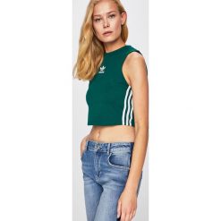 Adidas Originals - Top. Zielone topy damskie adidas Originals, z aplikacjami, z elastanu, z okrągłym kołnierzem. W wyprzedaży za 89,90 zł.