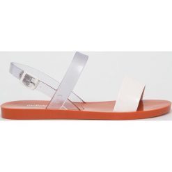 Melissa - Sandały Lip Ad. Białe klapki damskie Melissa, bez wzorów, z materiału, bez obcasa, na obcasie. Za 289,90 zł.
