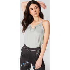 Rut&Circle Koszulka z falbanką Rosalie - Grey,Silver. Szare t-shirty damskie Rut&Circle, z poliesteru, z falbankami. Za 100,95 zł.