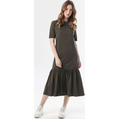 Khaki Sukienka Nonarelia. Brązowe sukienki damskie Born2be, xl, bez wzorów, z dzianiny, bez kołnierzyka, bez rękawów. W wyprzedaży za 79,99 zł.