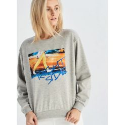 Bluza z fotograficznym nadrukiem - Jasny szar. Szare bluzy damskie Sinsay, s, z nadrukiem, bez rękawów, bez kaptura. Za 39,99 zł.