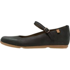 El Naturalista STELLA Baleriny z zapięciem black. Czarne baleriny damskie marki El Naturalista, bez wzorów, ze skóry, bez obcasa. W wyprzedaży za 366,75 zł.