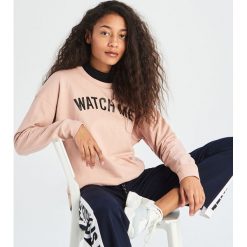 Bluza z napisem - Różowy. Różowe bluzy damskie Sinsay, s, z napisami, bez rękawów, bez kaptura. W wyprzedaży za 19,99 zł.