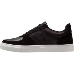 Filippa K ROBERT Sneakersy niskie black. Czarne sneakersy męskie marki Filippa K, bez wzorów, ze skóry, bez zapięcia. Za 969,00 zł.