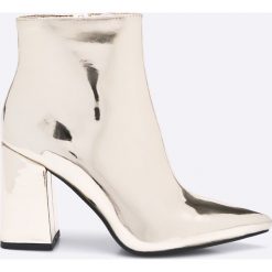 Public Desire - Botki. Szare buty zimowe damskie marki Public Desire, z materiału, na obcasie. W wyprzedaży za 99,90 zł.