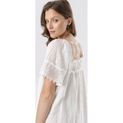 Biała Sukienka Calonise. Białe sukienki damskie Born2be, na lato, s, bez wzorów, bez kołnierzyka, bez rękawów. W wyprzedaży za 89,99 zł.