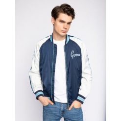 Kurtka bomber Guess M02L44 WCQB0. Niebieskie kurtki męskie Guess, m, z aplikacjami, z poliesteru, bez kaptura. W wyprzedaży za 539,00 zł.