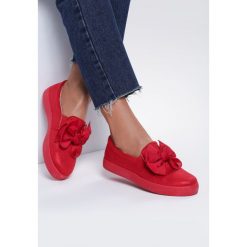 Czerwone Slip On Fire In Me. Czerwone trampki i tenisówki damskie Renee, bez wzorów, bez zapięcia. W wyprzedaży za 49,99 zł.