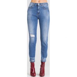 NIEBIESKIE JEANSY MINOU PINKO. Niebieskie jeansy damskie Pinko, z aplikacjami, z jeansu. Za 467,50 zł.