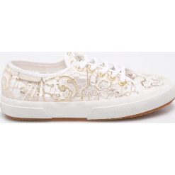 Superga - Tenisówki. Białe trampki i tenisówki damskie marki Superga, z materiału, na sznurówki. W wyprzedaży za 159,90 zł.