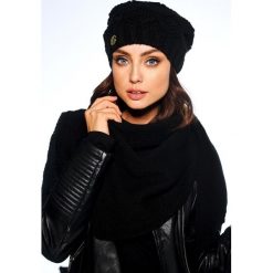 Komplet czapka i szalik o kroju chusty czarny. Czarne szaliki damskie Lemoniade, bez wzorów. Za 99,90 zł.