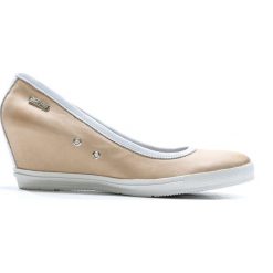 Półbuty na koturnie - skóra naturalna - model 024 - kolor beżowy. Brązowe półbuty damskie Zapato, z nadrukiem, z jeansu, eleganckie, na wysokim obcasie, na platformie, bez zapięcia. W wyprzedaży za 173,40 zł.