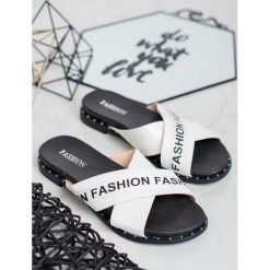 BIAŁE KLAPKI FASHION. Białe klapki damskie SHELOVET, bez wzorów, ze skóry ekologicznej, bez obcasa. W wyprzedaży za 40,90 zł.