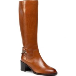 Kozaki SOLO FEMME - 24718-02-K25/000-51-00 Brązowy. Pomarańczowe kozaki damskie Solo Femme, ze skóry, bez obcasa, na obcasie, bez zapięcia. Za 599,00 zł.
